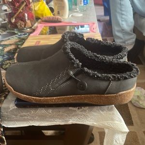 Earth Origins, size 12 women. Not wore too big for my feet.